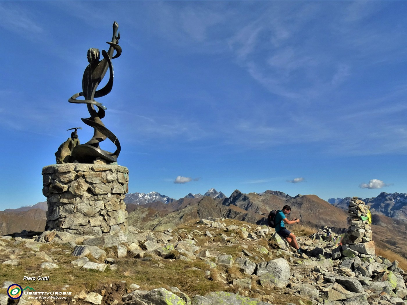 58 All'Angelo delle Cadelle  (2483 m) con vista verso le Orobie.JPG -                                